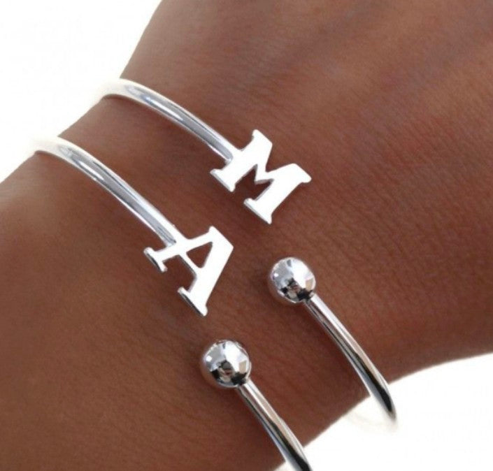 Brazalete de plata con inicial